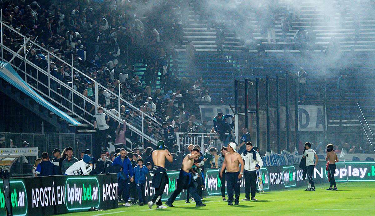 Schwere Ausschreitungen und der Tod eines Fans haben für Bestürzung im argentinischen Fußball gesorgt.