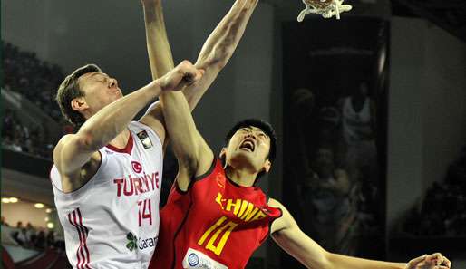 Ömer Asik (l.) erzielte 17 Punkte und holte 13 Rebounds gegen die Chinesen