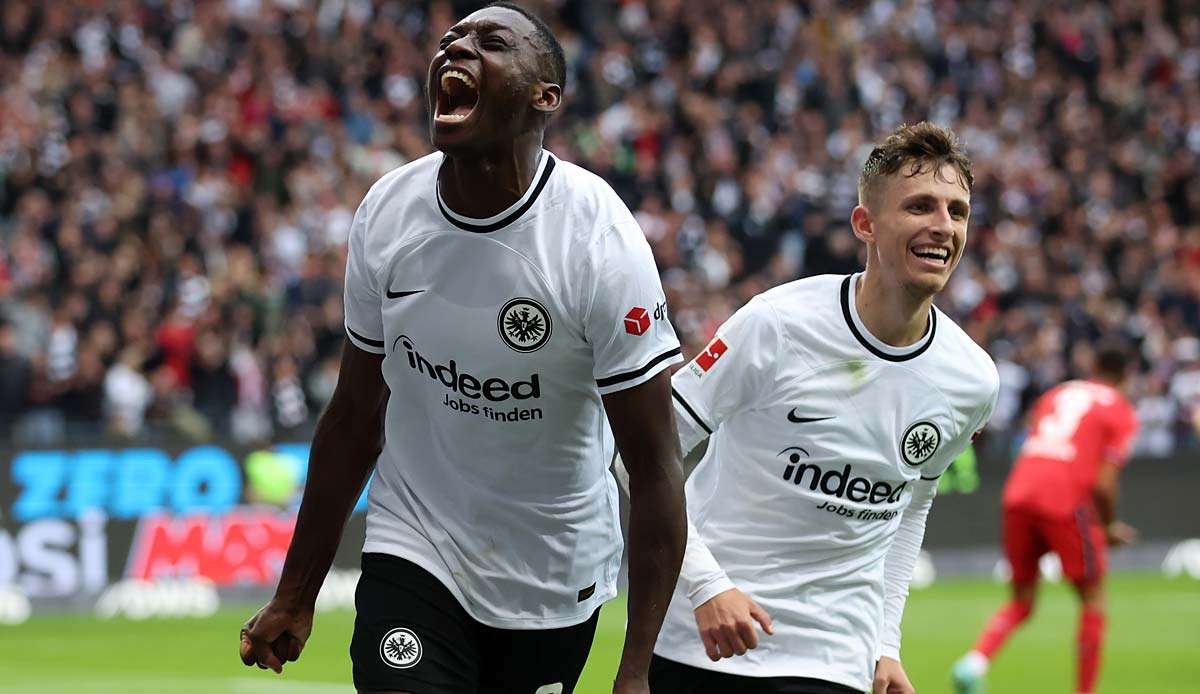 Randal Kolo Muani (l.) feiert seinen Treffer zum 3:1 für Frankfurt gegen Leverkusen.