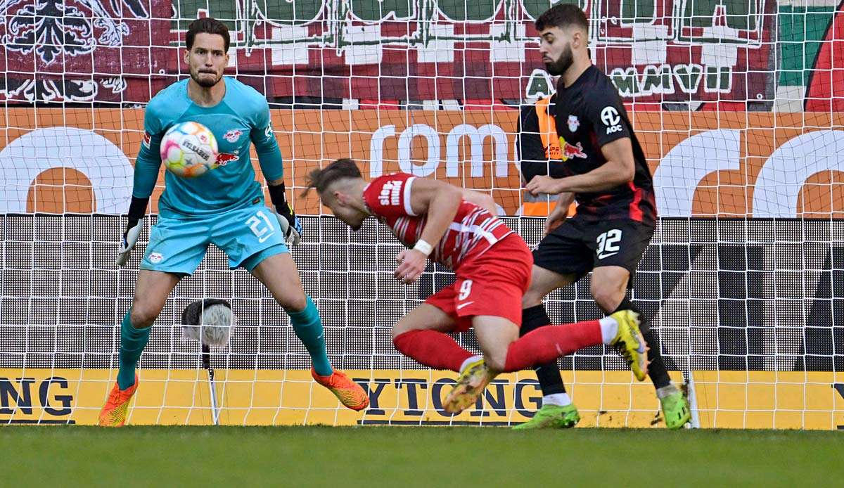 Augsburgs Demirovic taucht ab und trifft zum 2:0 für den FCA gegen RB Leipzig.