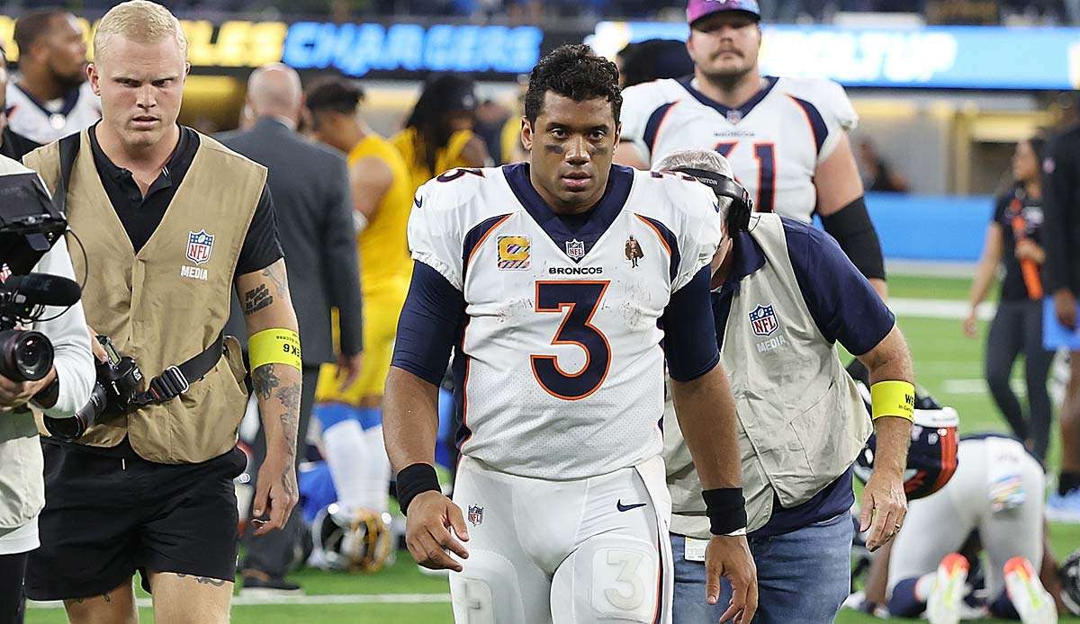 Angeschlagen und bedient: Russell Wilson geht nach der Broncos-Pleite bei den Chargers vom Feld.