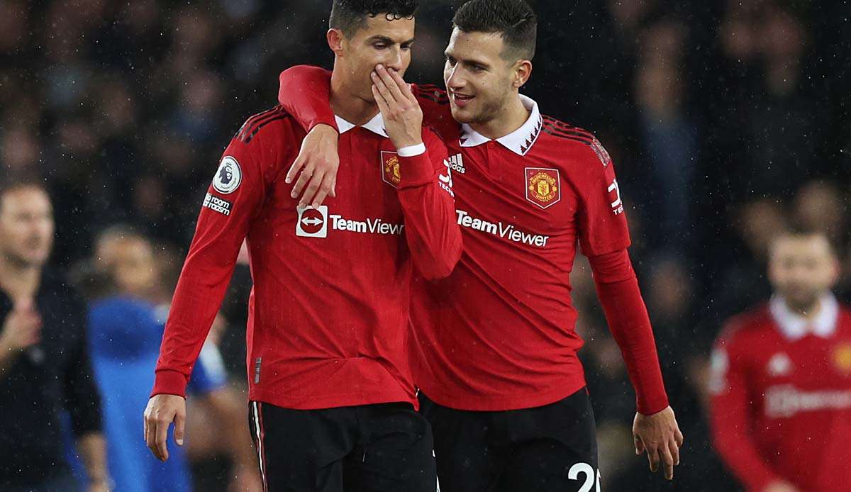 Diogo Dalot (r.) im Gespräch mit seinem portugiesischen Landsmann Cristiano Ronaldo.