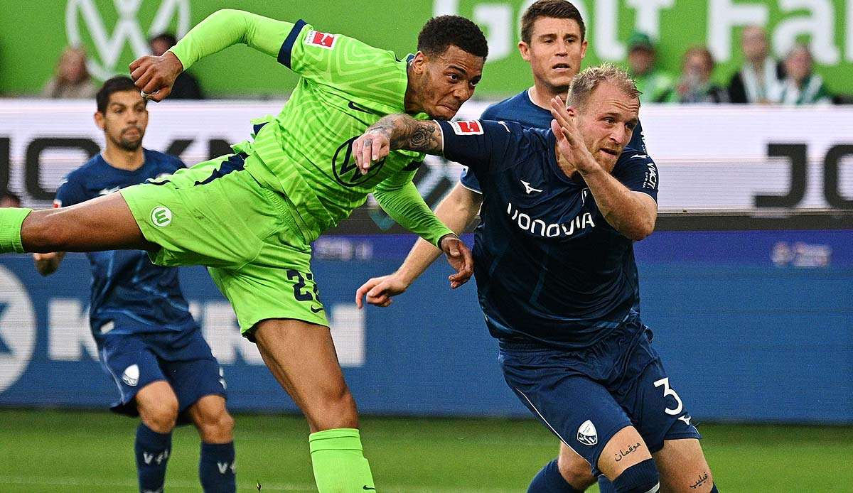 Felix Nmecha (M.) setzt sich entschlossen durch und markiert das 3:0 für seinen VfL Wolfsburg gegen den VfL Bochum.