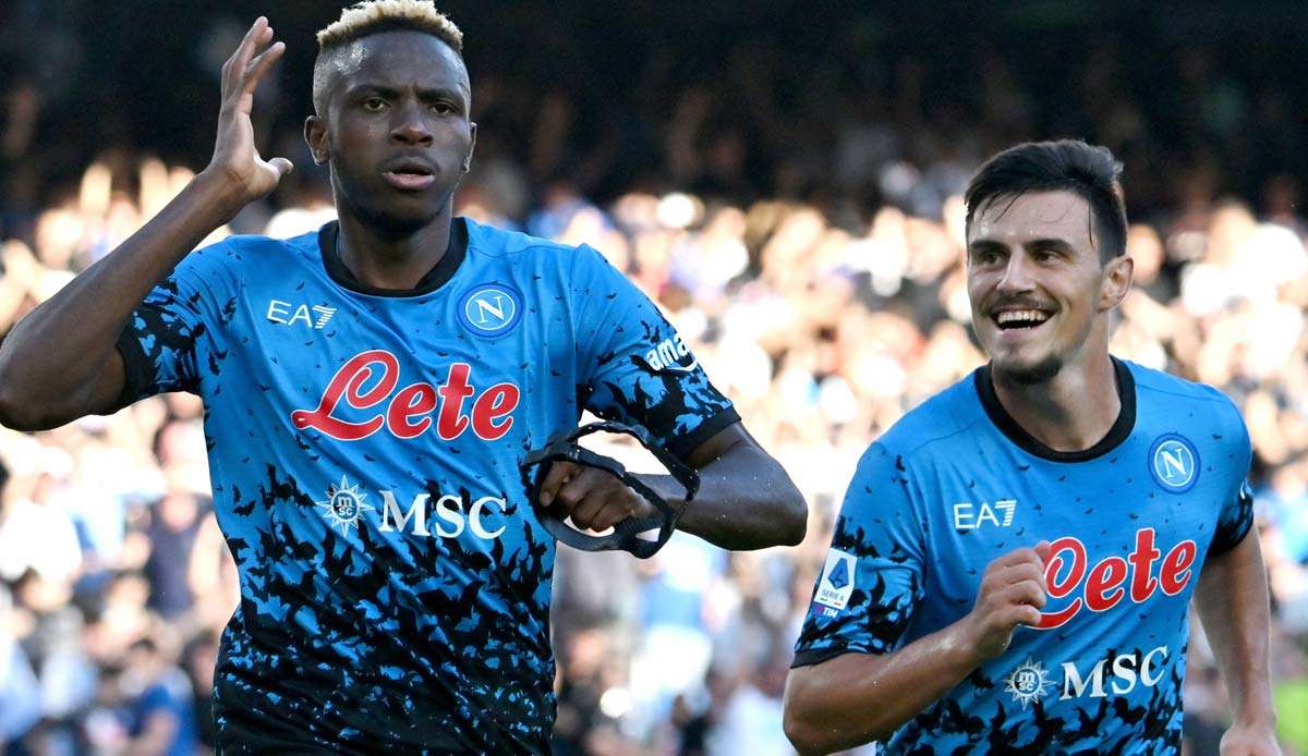 Victor Osimhen (l.) erzielte gegen Sassuolo einen Dreierpack für Napoli.