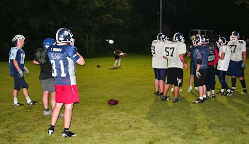 Das SPOX-Team beim abendlichen Football-Training gegen die Straubing Spiders