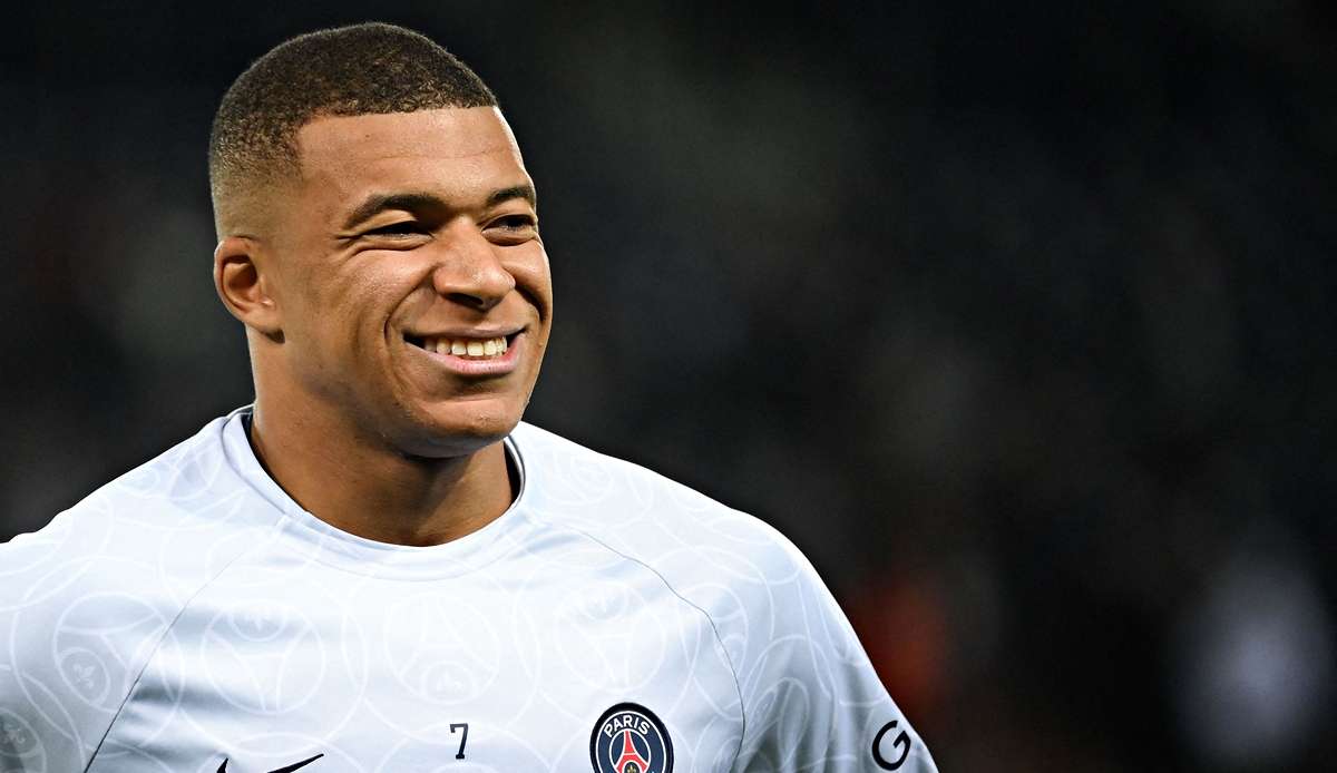 KYLIAN MBAPPÈ: Und das könnte ein richtiger Kracher werden! Wie der britische Mirror erfahren haben will, versucht Manchester United einen Transfer von Mbappé zu realisieren. Dem Bericht zufolge würde er wohl etwa 170 Millionen kosten.