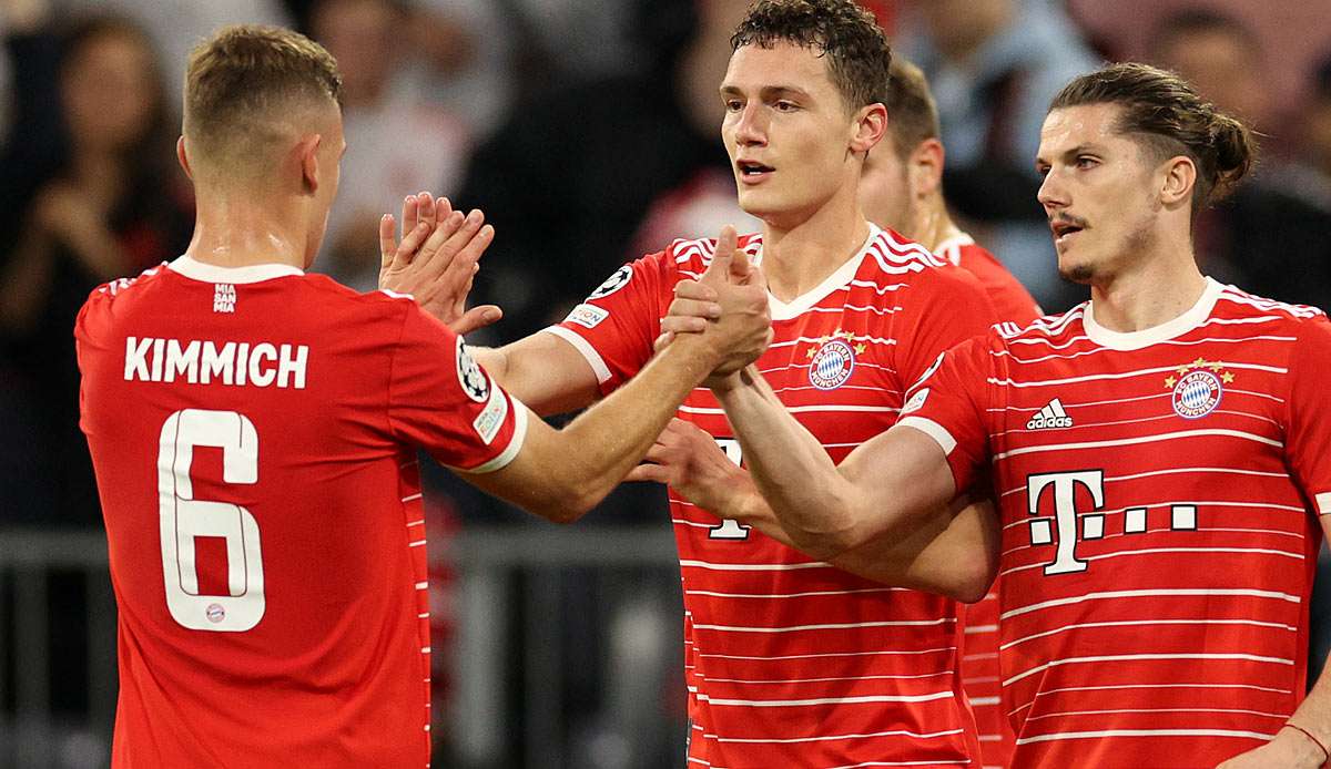 Benjamin Pavard (M.) mit seinen Bayern-Kollegen Joshua Kimmich (l.) und Marcel Sabitzer.