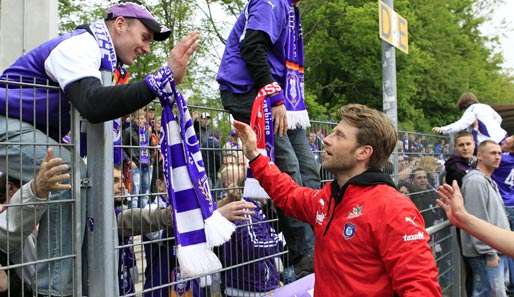 Top-Stimmung in Aue: Das Team von Trainer Rico Schmitt (r.) startete mit zwei Siegen in die Saison