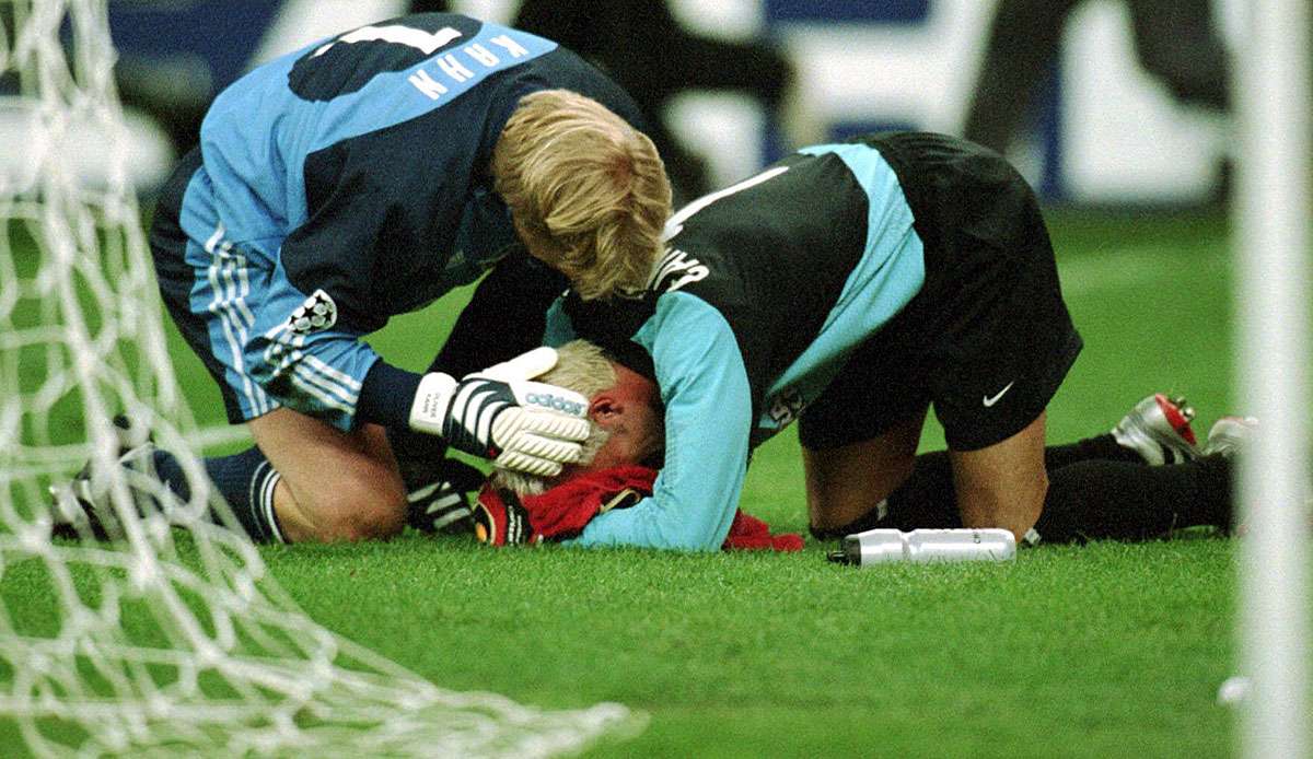 Oliver Kahn tröstet Santiago Canizares nach dem CL-Finale 2001.