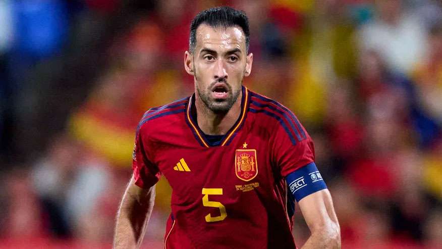 Sergio Busquets und seine Mitspieler dürfen nicht in blauen Hosen bei der WM auflaufen.