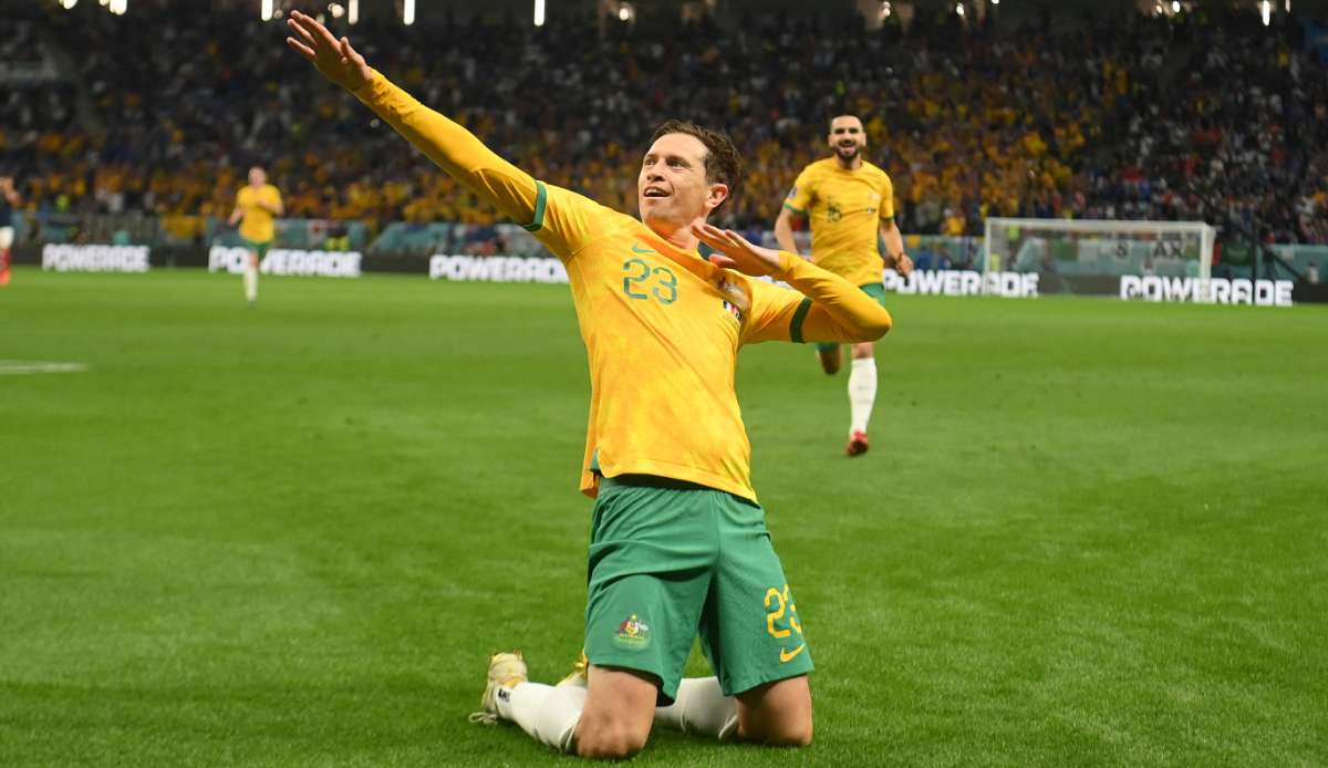 Australiens Stürmer Craig Goodwin zelebriert sein Tor gegen Weltmeister Frankreich bei der WM 2022 in Katar.