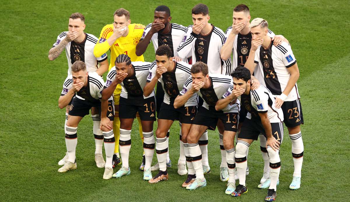 Das DFB-Team hielt sich beim Mannschaftsfoto demonstrativ den Mund zu.