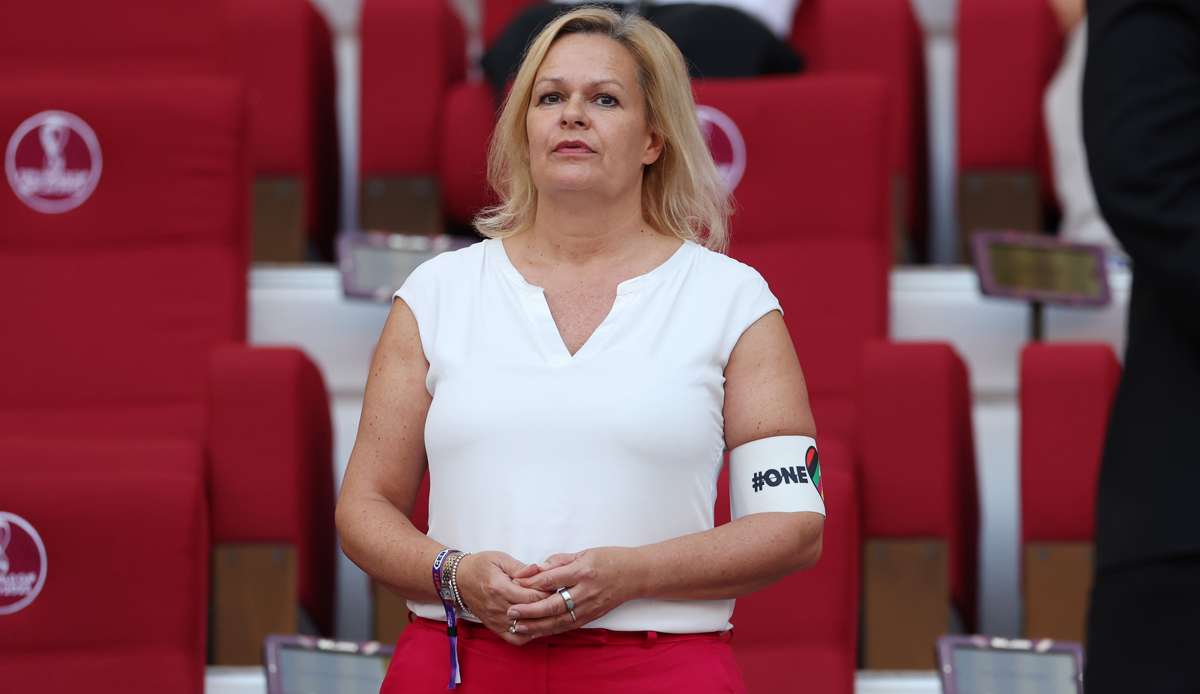Deutschlands Innenministerin Nancy Faeser hat beim WM-Spiel des DFB-Teams gegen Japan die von der FIFA verbotene "One Love"-Binde auf der Tribüne getragen.