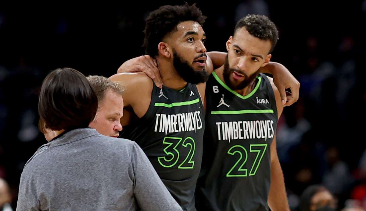 Karl-Anthony Towns kann nach seiner Verletzung nur mit der Hilfe seiner Teamkollegen in die Kabine humpeln.