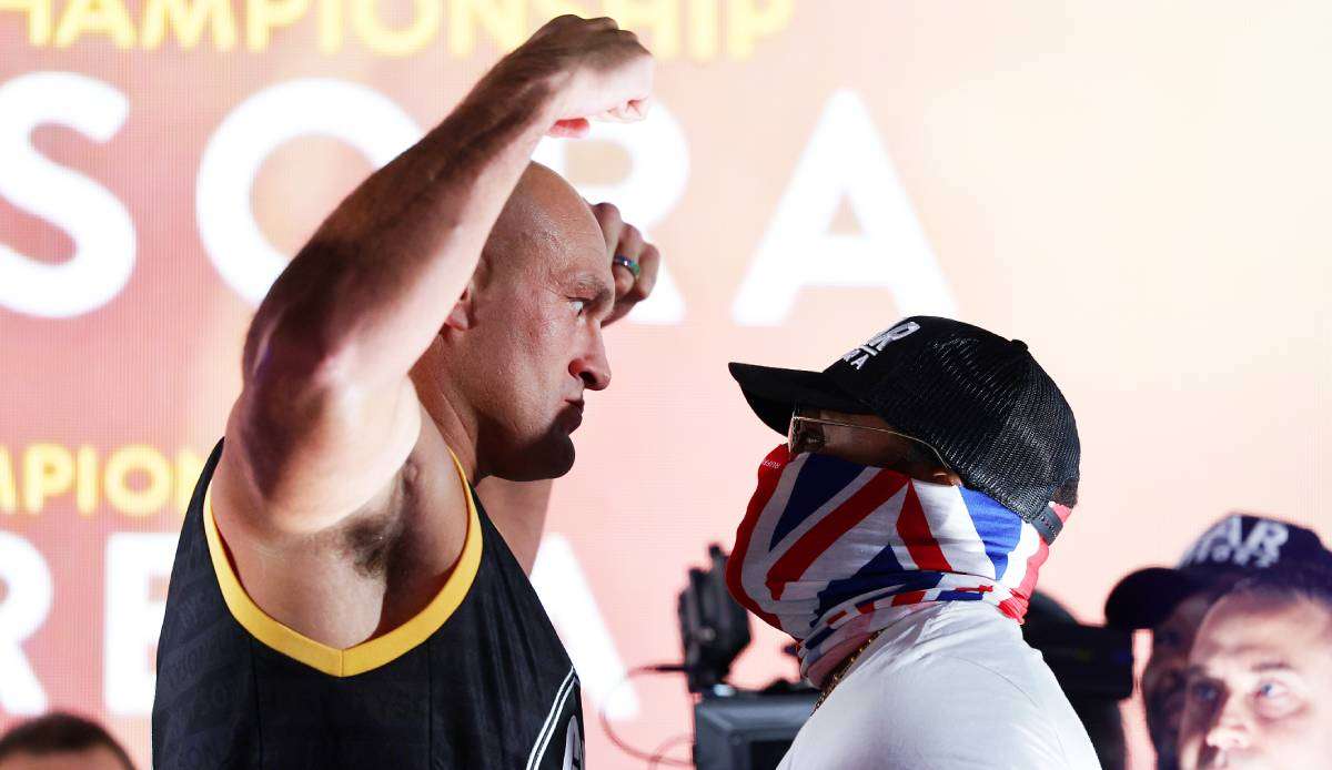 Tyson Fury (l.) geht selbstsicher in den Kampf gegen Derek Chisora.