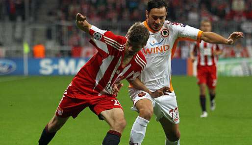 Thomas Müller (im Duell mit Marco Cassetti) schoss das erlösende 1:0 für Bayern gegen Rom