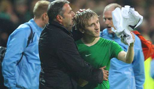Zufrieden oder unzufrieden? Marko Marin nach dem Spiel in den Armen von Klaus Allofs