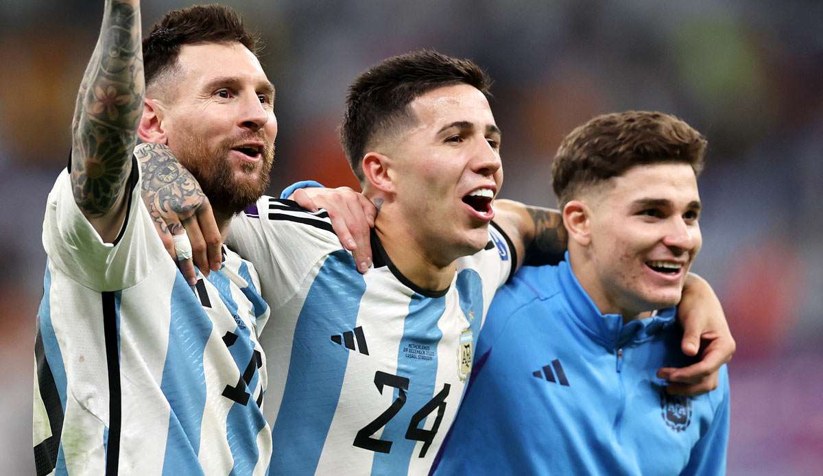 Enzo Fernández (M.) feiert mit Lionel Messi (l.) und Julián Álvarez den Einzug ins WM-Halbfinale.