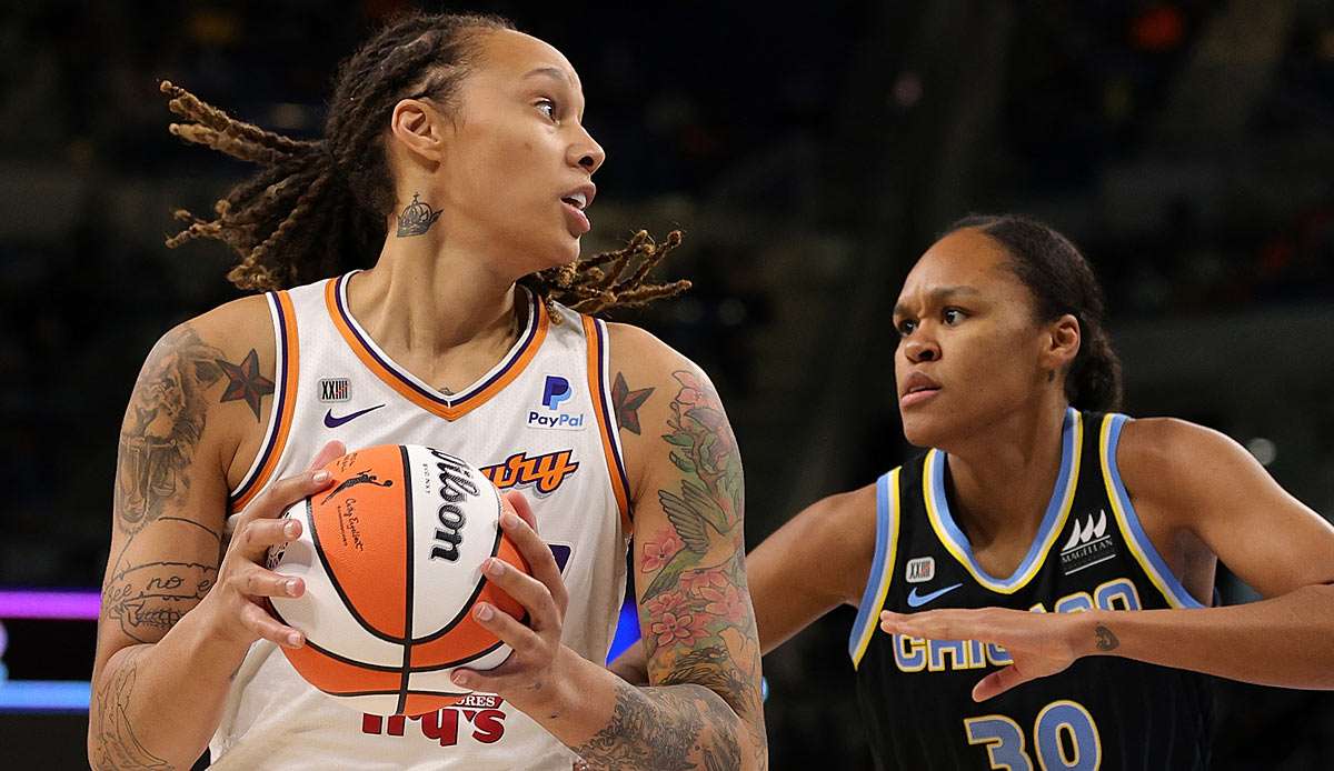 Brittney Griner (l.) spielt seit 2013 für Phoenix Mercury in der WNBA. 2014 errang sie mit dem Team aus Arizona die Meisterschaft.