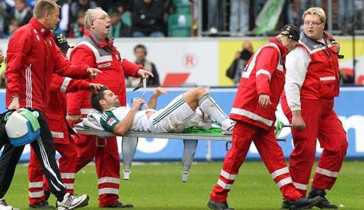 Die Schrecksekunde für die Wölfe: Diego musste verletzt vom Platz getragen werden