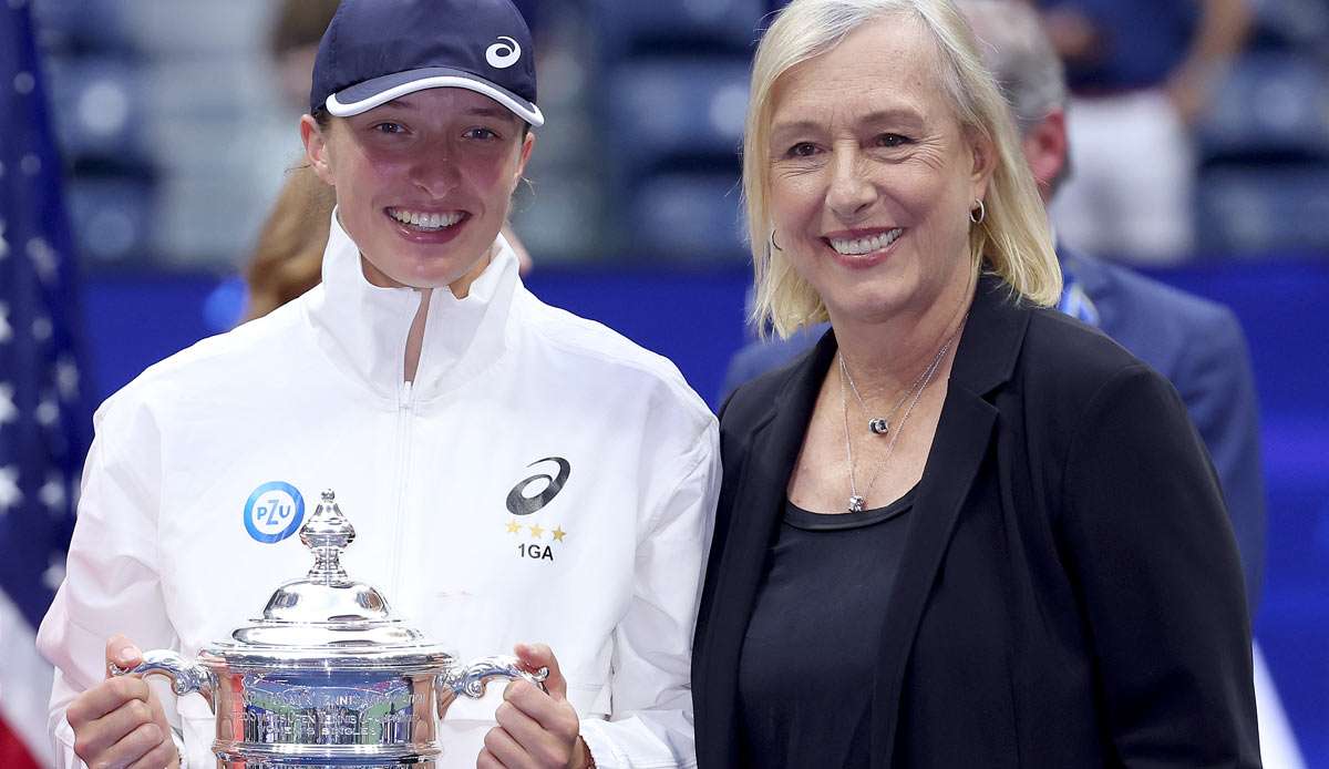 Martina Navratilova (r.) bei der Siegerehrung für US-Open-Siegerin Iga Swiatek im vergangenen Sommer in New York.