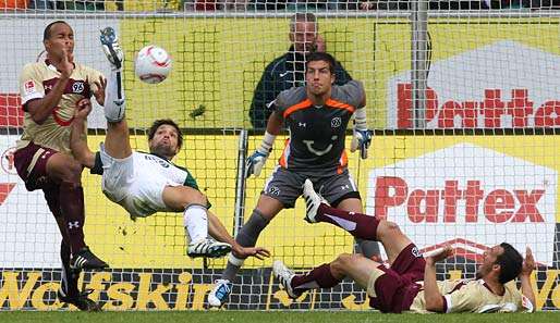 Sorgte mit einem Fallrückzieher-Tor für die Führung des VfL Wolfsburg: Spielmacher Diego (2.v.l.)