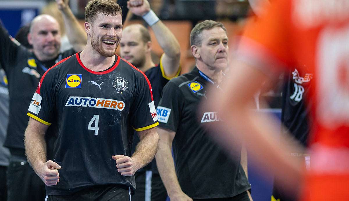 Kapitän Johannes Golla (l.) und Trainer Alfred Gislason beim deutschen Sieg gegen die Niederlande.