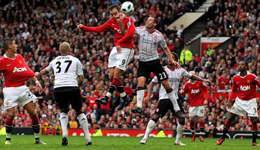 Keine Chance für Jamie Carragher: Dimitar Berbatow steigt hoch und köpft das 3:2 für ManUnited