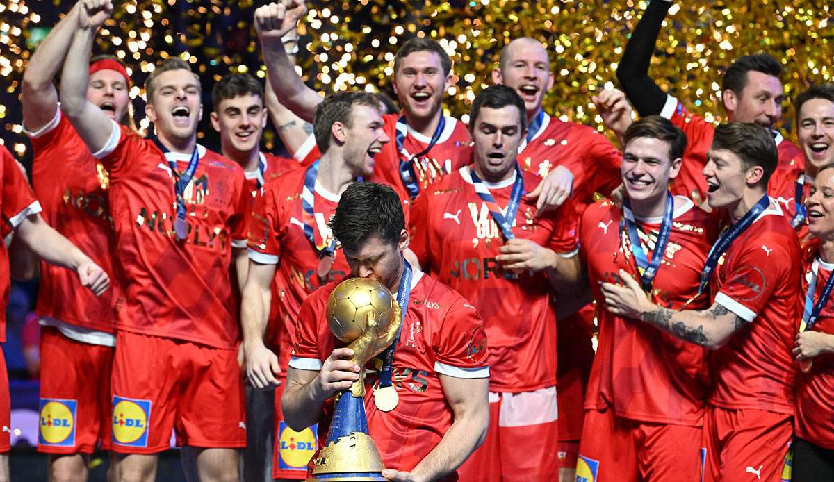 Keeper Niklas Landin darf als erster Däne an den WM-Pokal ran.