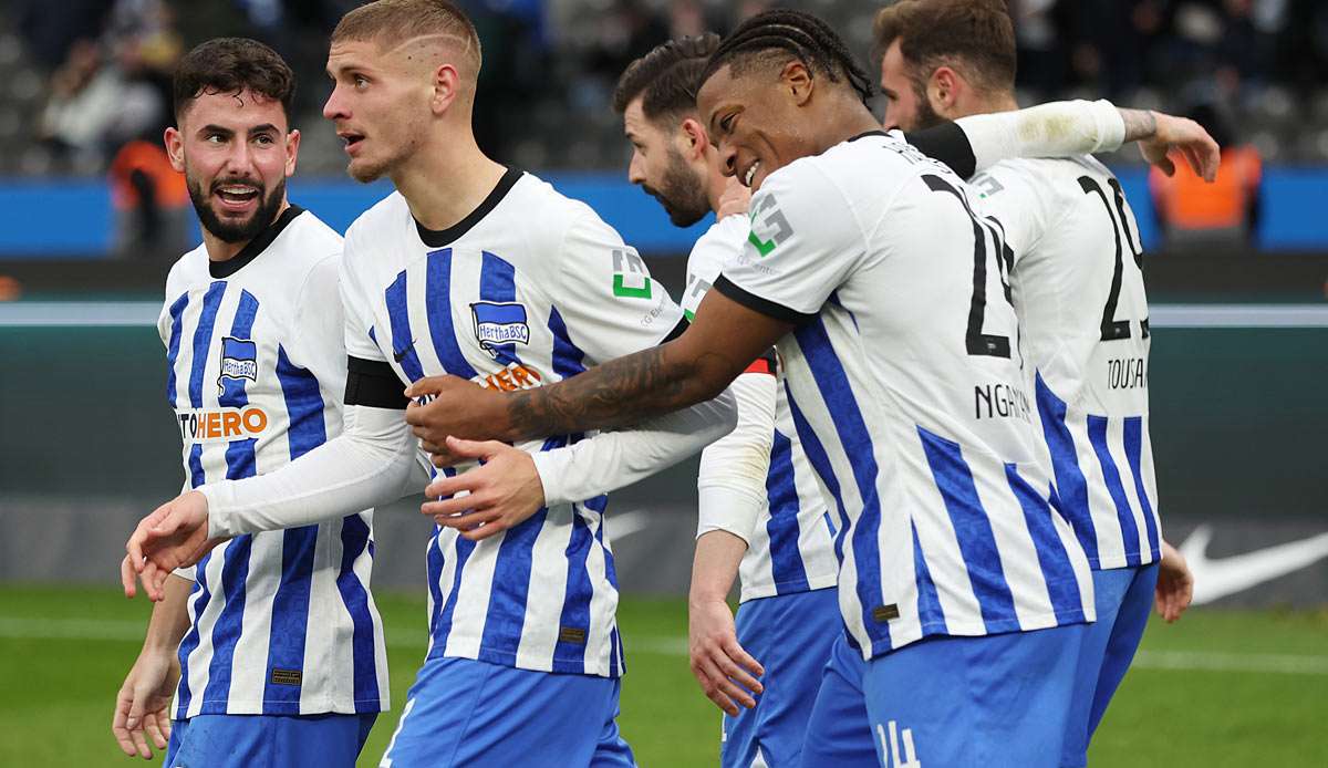 Alle feiern Marton Dardai (2.v.l.), der mit einem fulminanten Distanzschuss Hertha gegen Gladbach auf die Siegerstraße brachte.