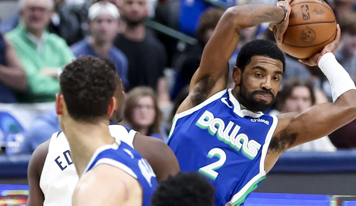 Kyrie Irving explodiert bei seinem Heimdebüt für die Mavs im vierten Viertel.