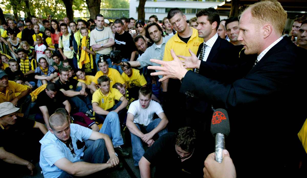 BVB-Trainer Matthias Sammer redet auf die Dortmunder Fans ein.