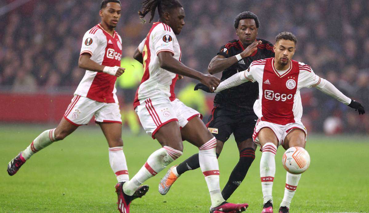 In Amsterdam holte Union Berlin (schwarze Trikots) im Hinspiel ein achtbares 0:0.