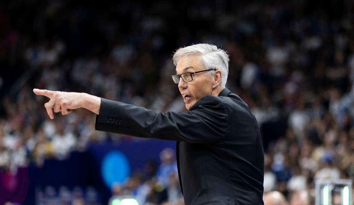 Bundestrainer Gordon Herbert will mit seiner deutschen Basketballnationalmannschaft den Gruppensieg eintüten.