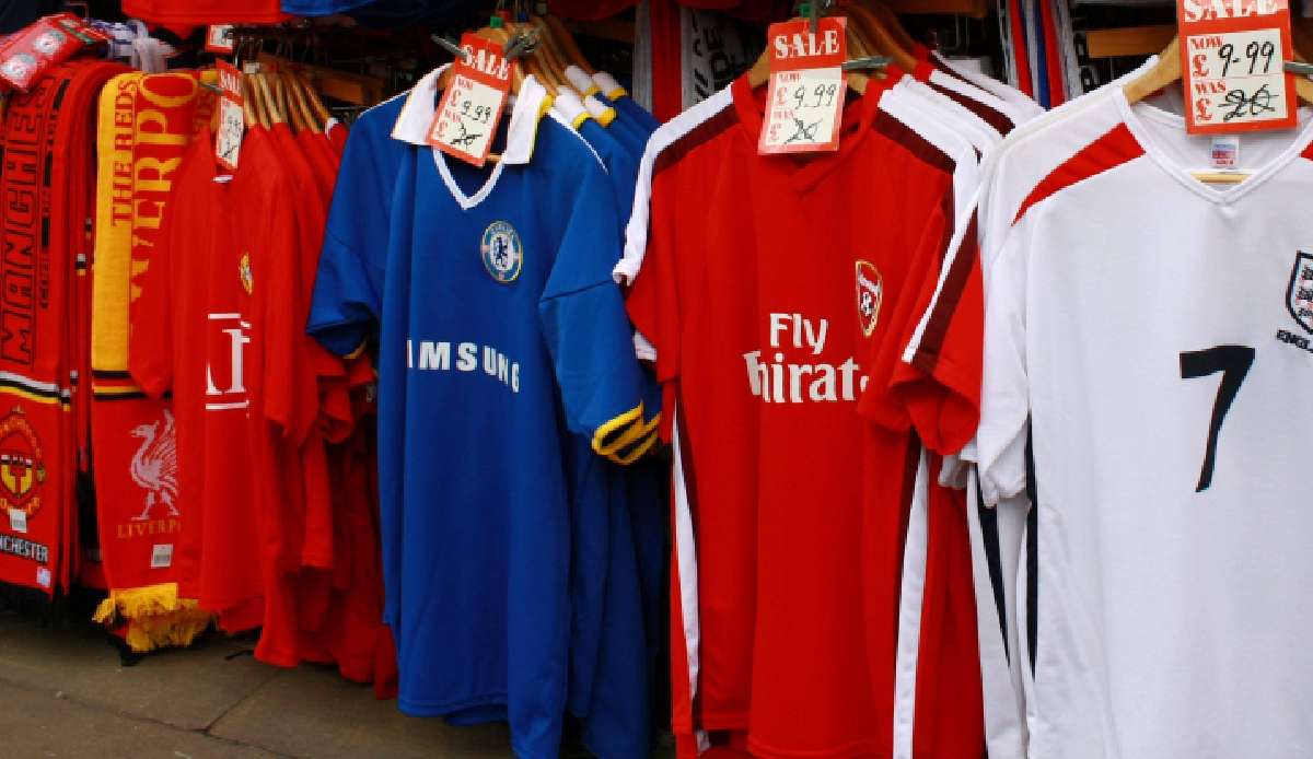 Aufgrund einer Verwechslung wurde ein Arsenal-Fan in einem Chelsea-Trikot begraben.