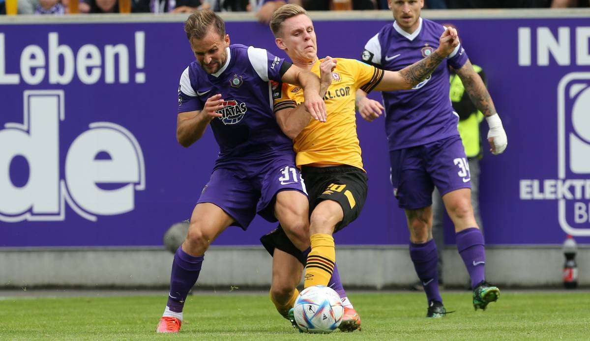 In der Hinrunde setzte sich Dynamo Dresden (gelb) knapp gegen Erzgebirge Aue durch.