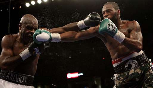 Glen Johnson (50-14-2) verlor drei seiner letzten sechs Kämpfe, u.a. gegen Chad Dawson (r.)
