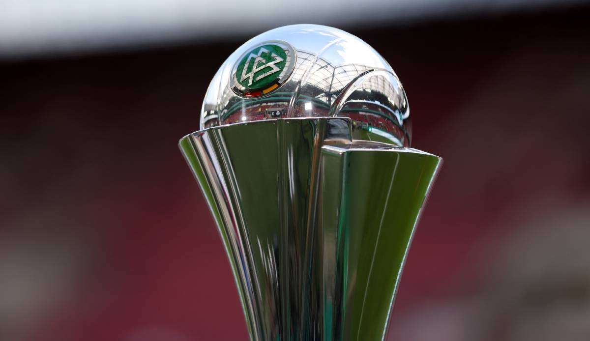 Um diesen Pokal spielen heute der VfL Wolfsburg und der SC Freiburg.