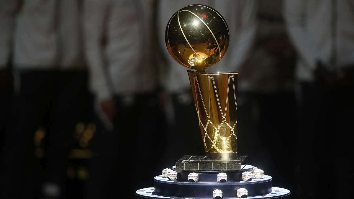 Wer gewinnt die Larry O'Brien Trophy?