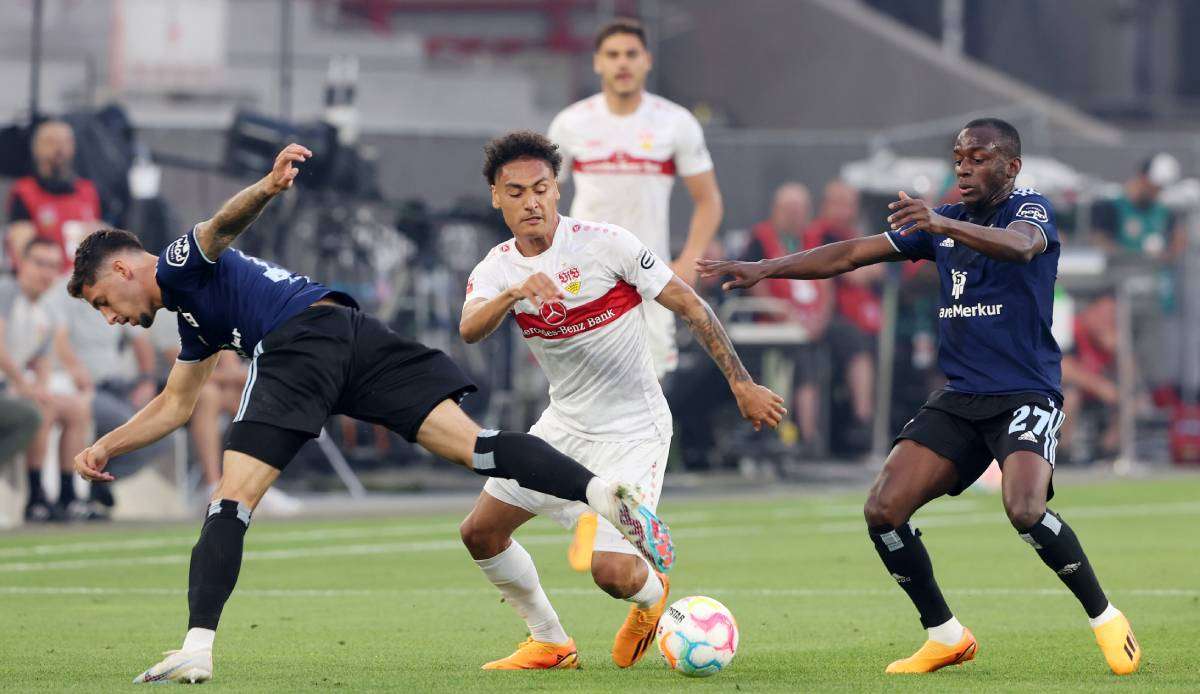 Der VfB Stuttgart (weiß) geht mit einem 3:0 aus dem Hinspiel in das heutige Relegations-Rückspiel beim HSV.