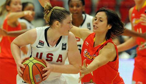 Spaniens Nuria Martinez (l.) versucht Lindsay Whalen den Ball abzunehmen