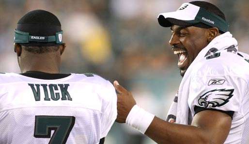Es ist nicht lange her, da spielten Donovan McNabb (r.) und Michael Vick (l.) in Philadelphia