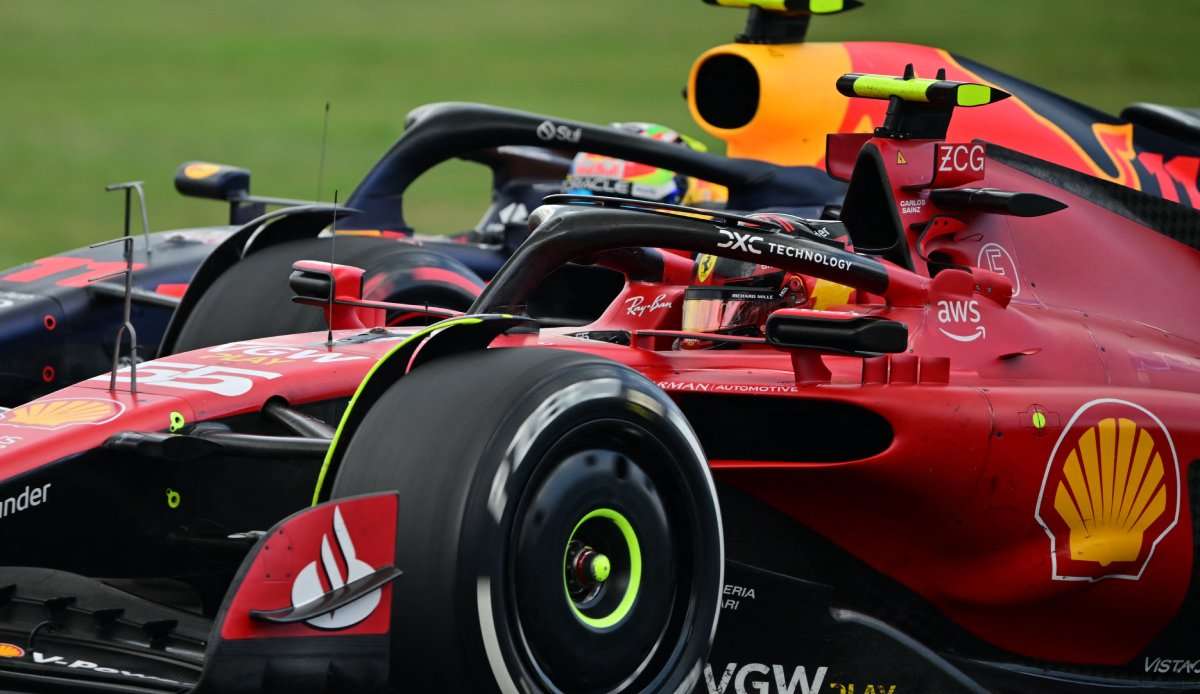 Sergio Pérez überholt Carlos Sainz (re.) im Ferrari.