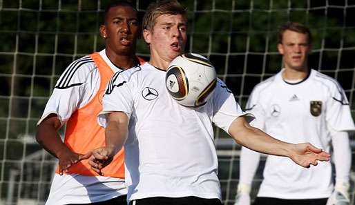 Toni Kroos (vorne) soll gegen die Türkei von Beginn an auflaufen