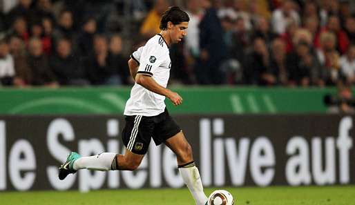 Nach den Ausfällen von Schweinsteiger und Ballack ist Sami Khedira der alleinige Boss im Mittelfeld