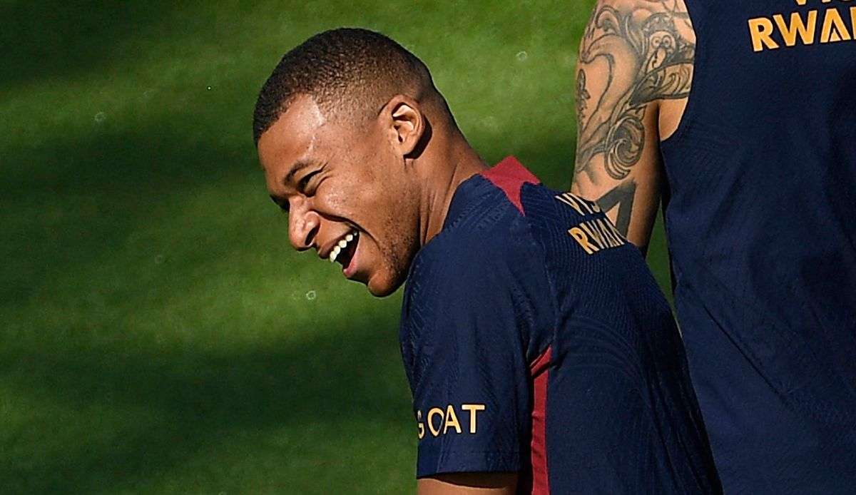 Kylian Mbappe lacht im Training.