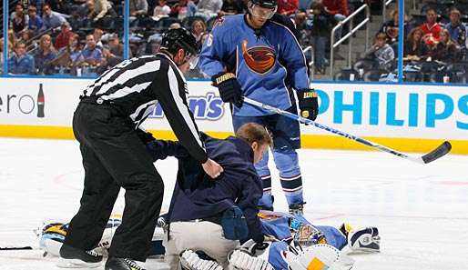 Besorgte Mienen: Atlanta-Thrashers-Goalie Ondrej Pavelec kollabierte beim ersten Saisonspiel
