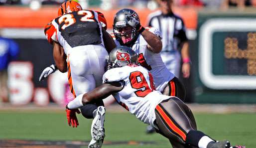 Barrett Ruud und Kyle Moore stoppen mit vereinten Kräften Cincinnatis Cedric Benson