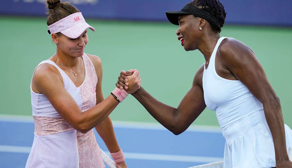 Venus Williams (r.) und die geschlagene Veronika Kudermetova.