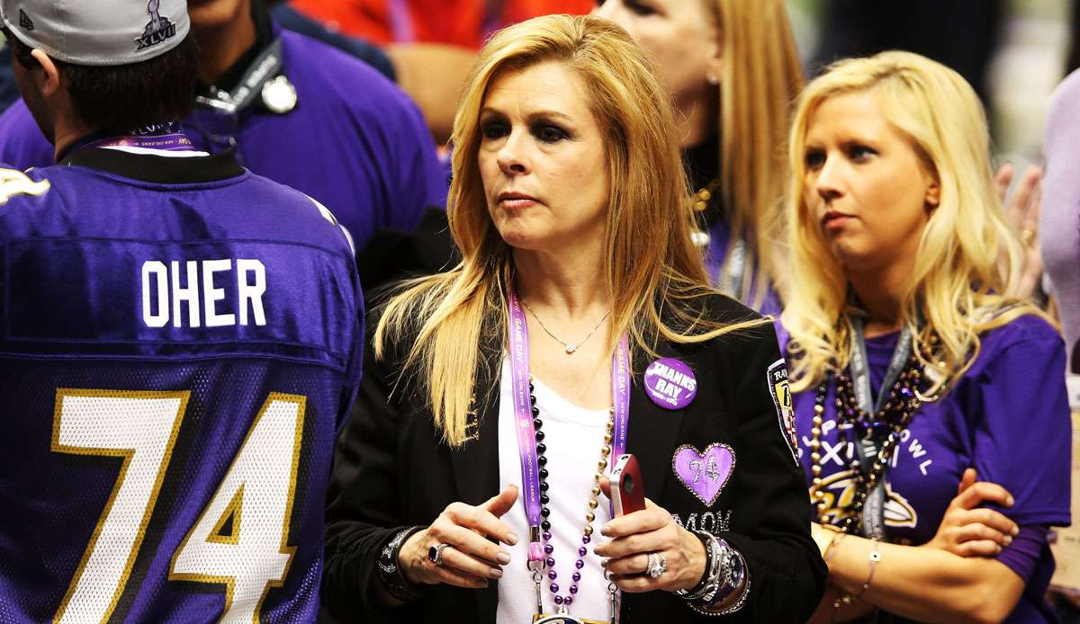 Michael Oher und Leigh Anne Tuhoy (M.) beim Super Bowl 2013.